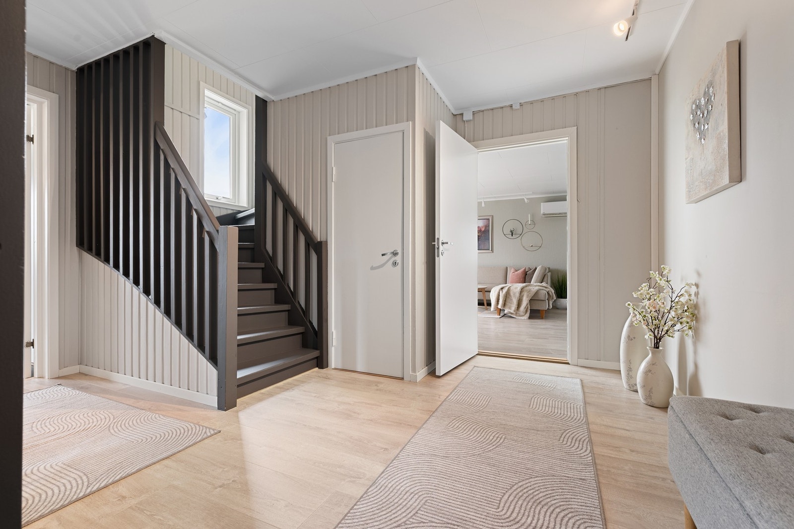 Romslig og innbydende hall Galleribilde