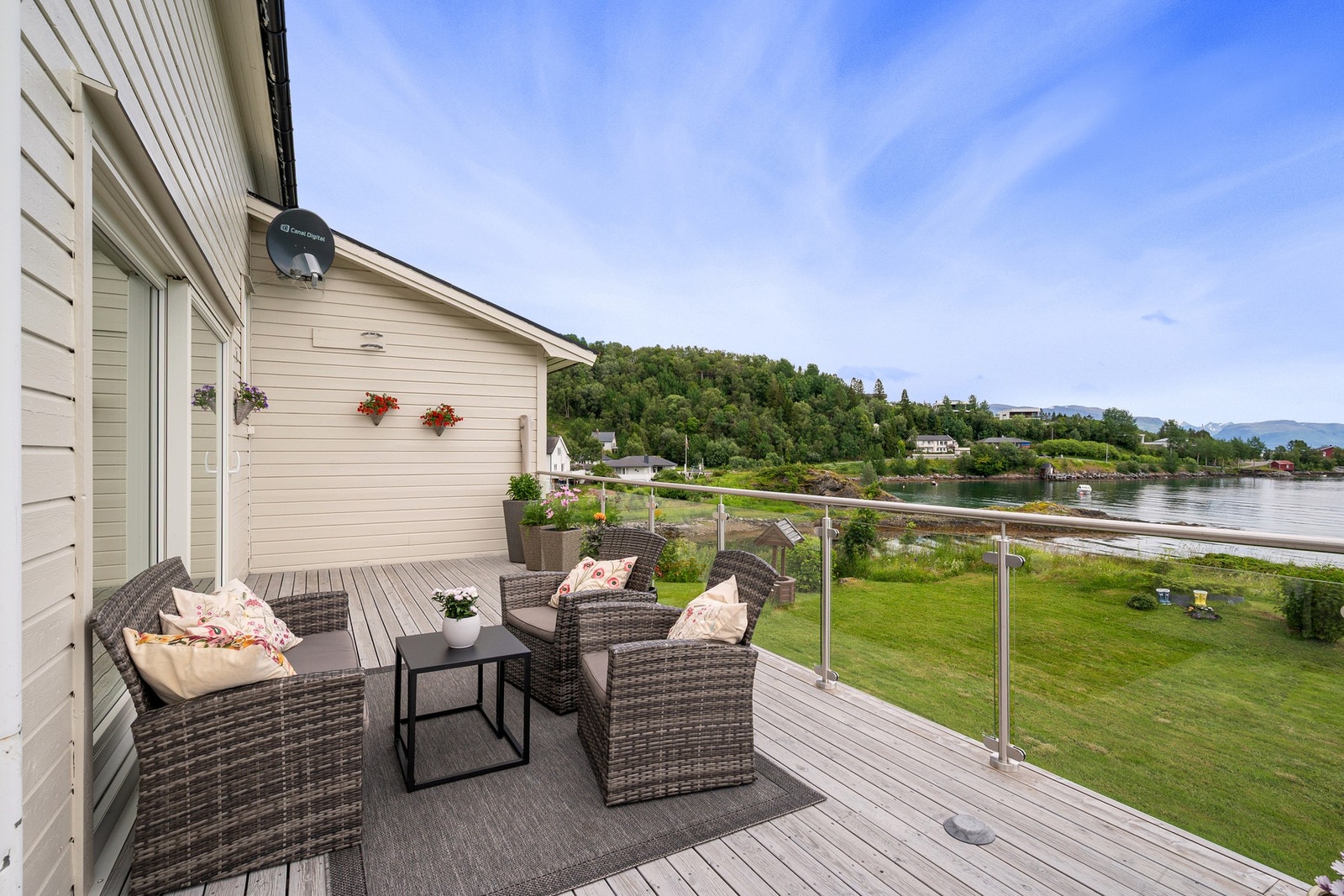 Nydelige uteområder med terrasse med glass-rekkverk som er nytt fra 2021 Galleribilde