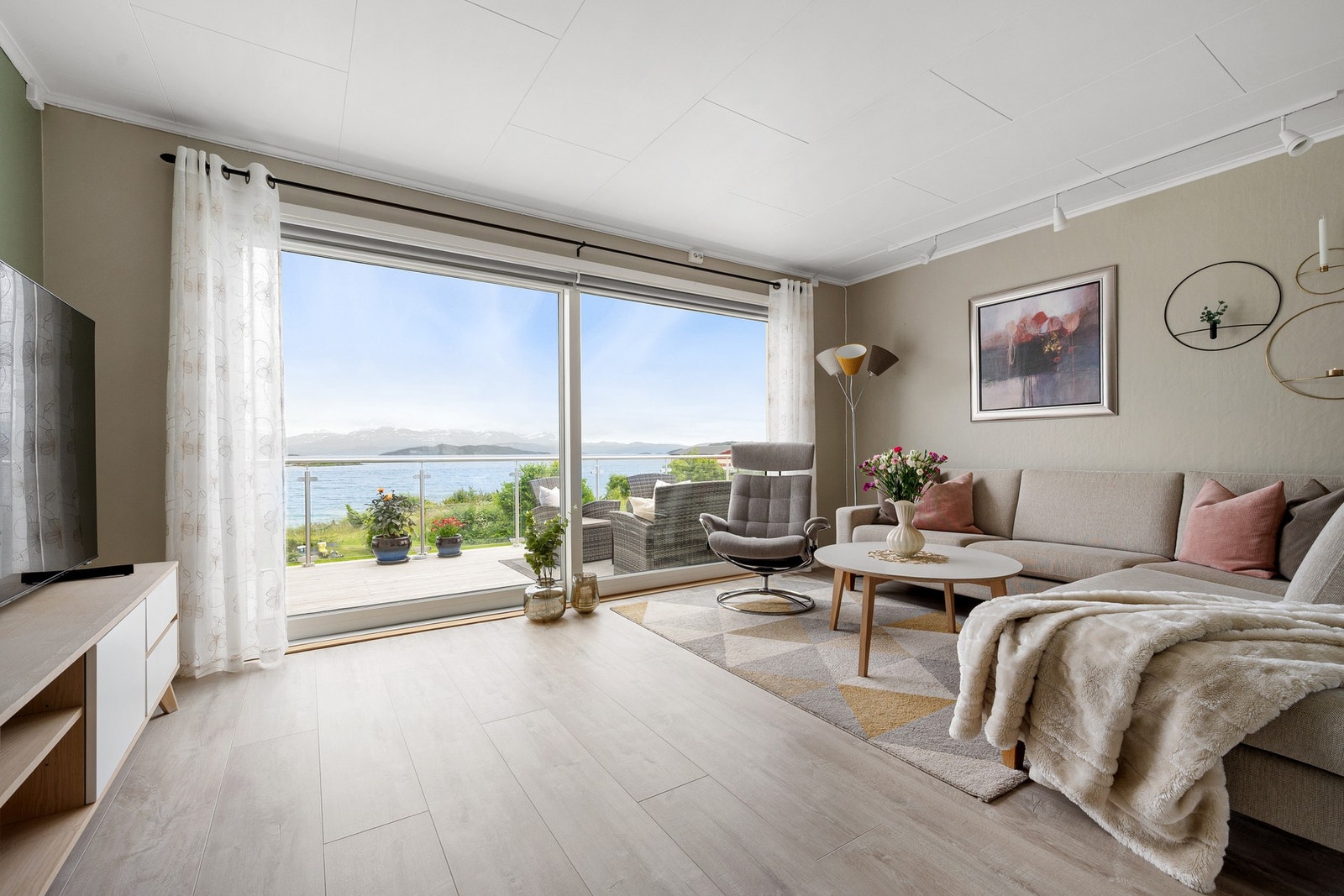 De helglassede skyvedørene (fra 2023) sørger for at terrassen blir en forlengelse av stua på varme sommerdager Galleribilde