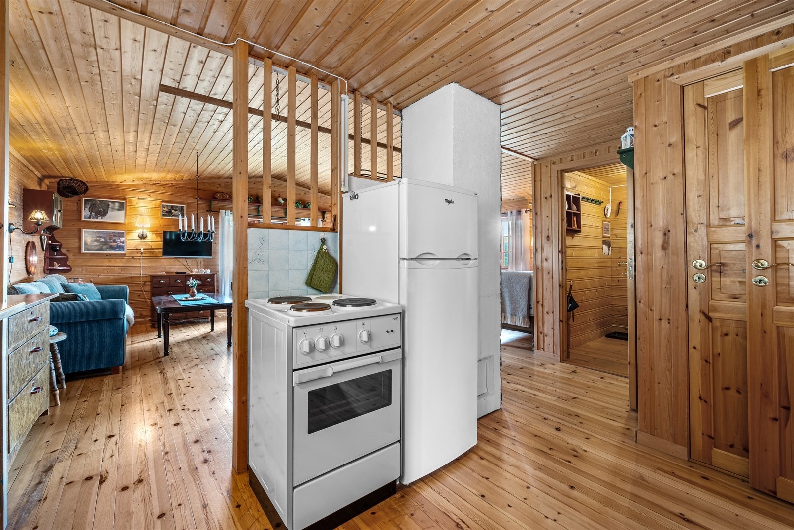 Hytten inneholder 3 soverom, kjøkken, stue, gang, matbod og bad/vaskerom. Galleribilde