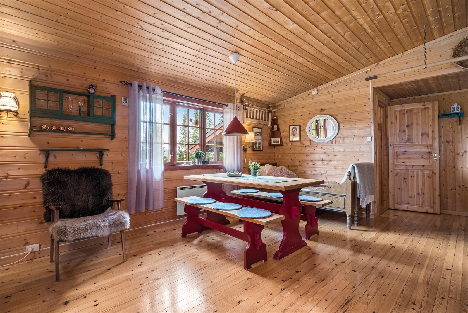 Stue/kjøkken på hele 39,5 kvm med flere soner og møbleringsmuligheter. Galleribilde