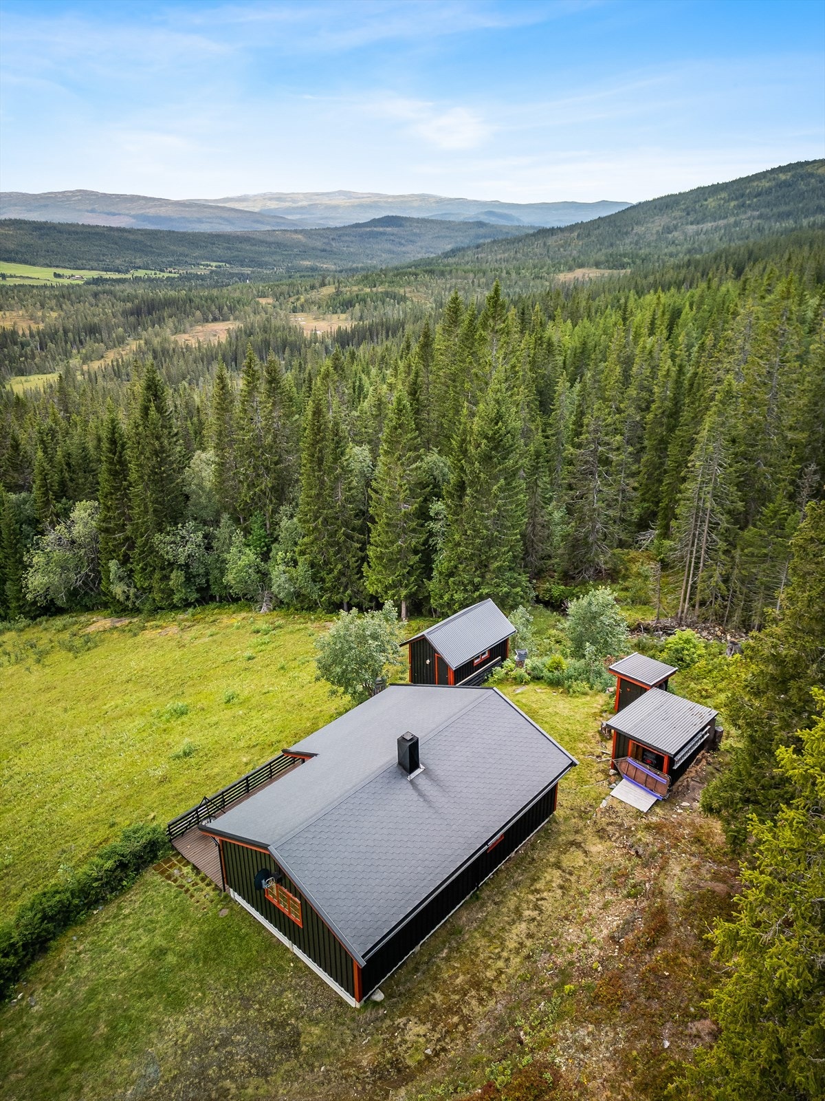 Hytta ligger i ei lita fjellgrend i Holtålen kommune, ca. et kvarters kjøretur fra tettstedet Haltdalen. Galleribilde