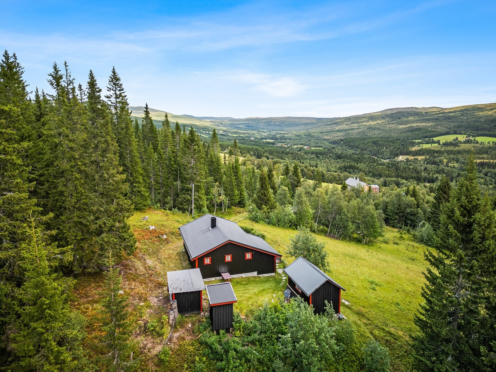 En koselig fritidseiendom med hytte, uthus, utedo og uthus med parkering for snøscooter. Galleribilde