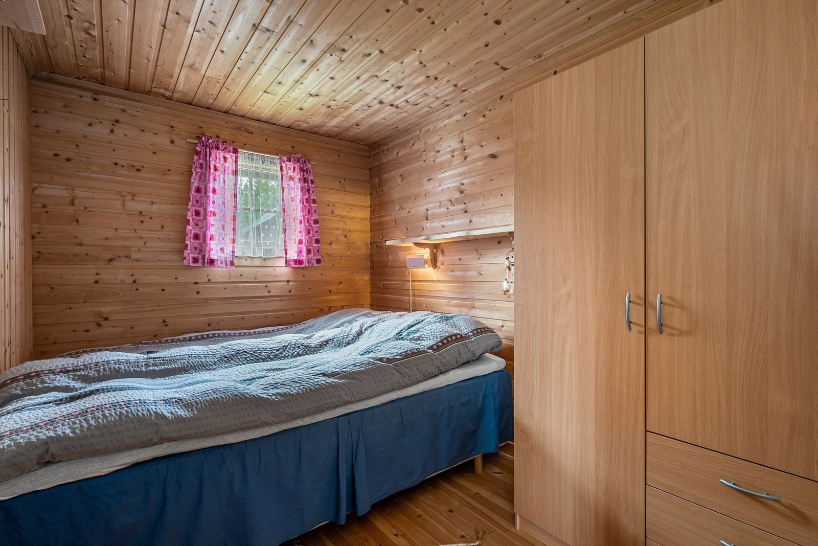 Hovedsoverom med dobbeltseng og garderobeskap. Galleribilde