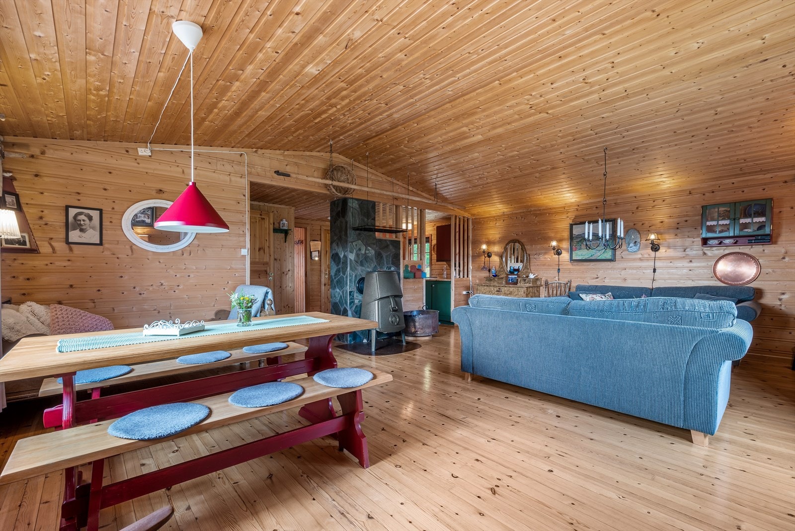 Stue med vedovn og panelovn som varmekilder. Galleribilde