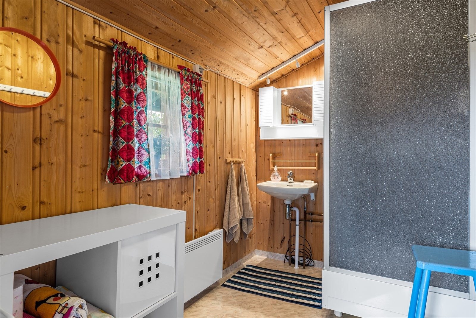 Ved inngangspartiet har man et praktisk bad/vaskerom utstyrt med utslagsvask, dusjkabinett og panelovn. Galleribilde