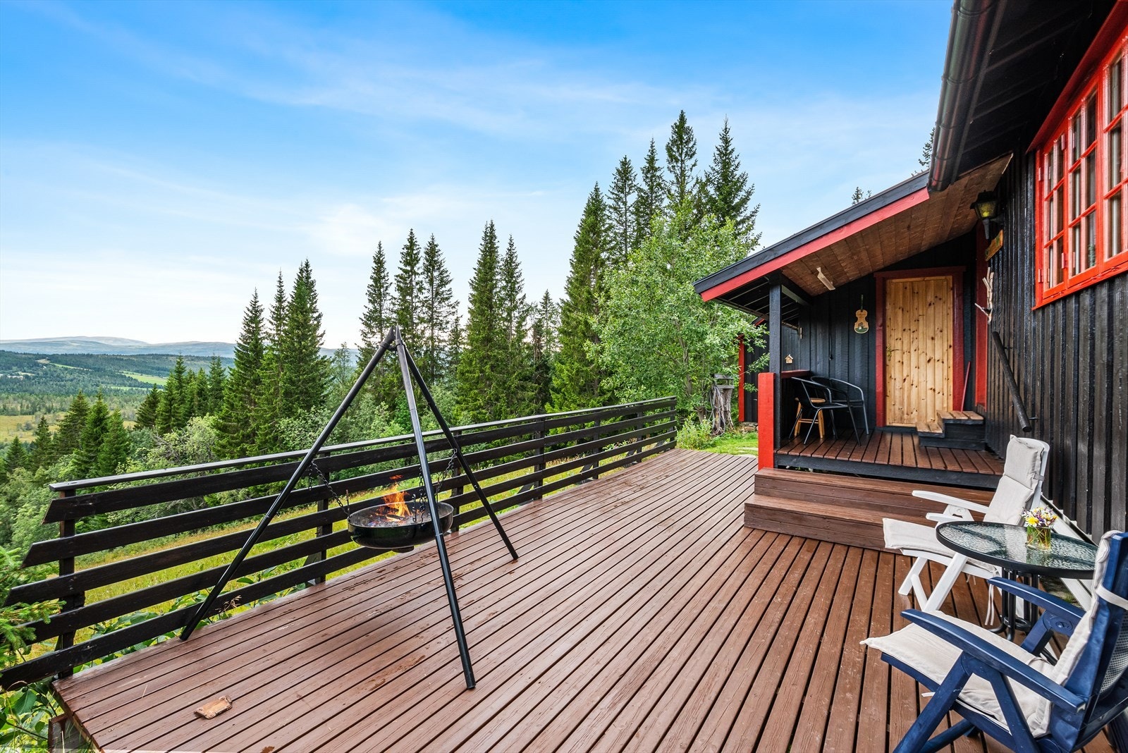 Utsikten over fjellheimen er nydelig og solforholdene er supre fra morgen til kveld. Galleribilde