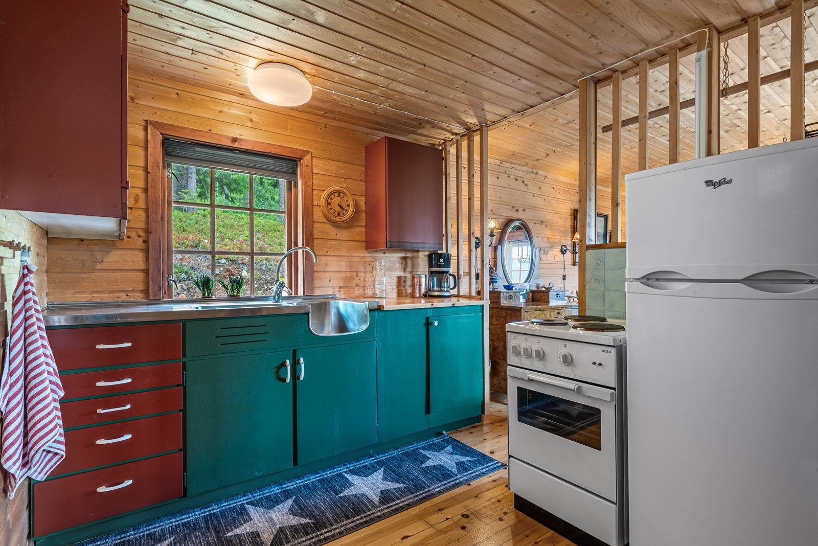 Kjøkkenet ligger i delvis åpen løsning med stua, men har en skjermet arbeidssone. Galleribilde