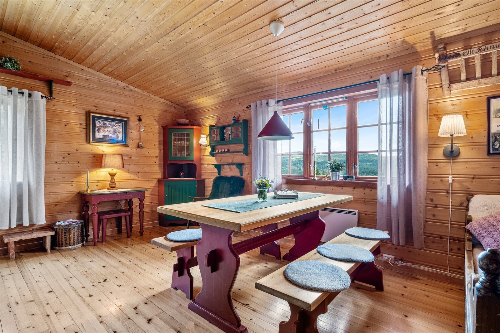 Fra spisestuen har man flott utsikt mot naturskjønne omgivelser. Galleribilde