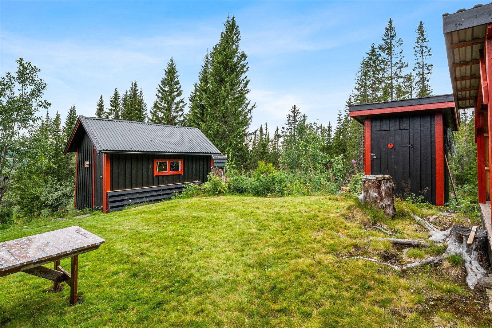 På tomten er det også et uthus, utedo og uthus med parkeringsplass for snøscooter og oppbevaring av ved. Galleribilde