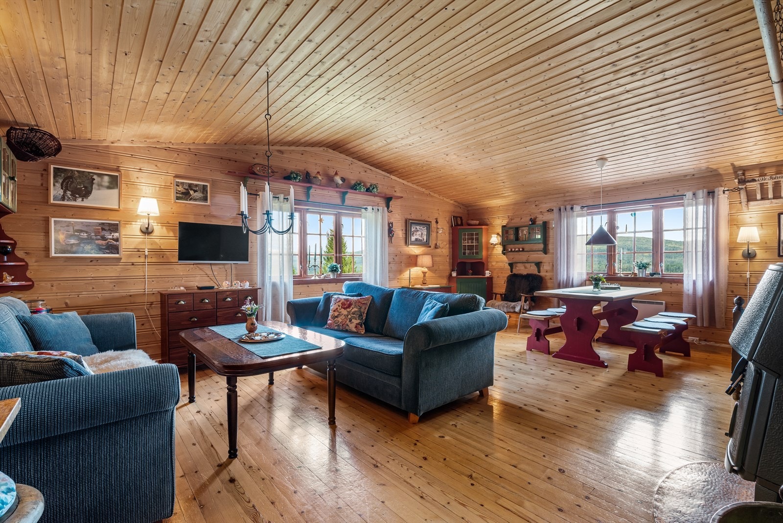 Her er god plass til å samle mange personer til sofahygge eller måltider Galleribilde