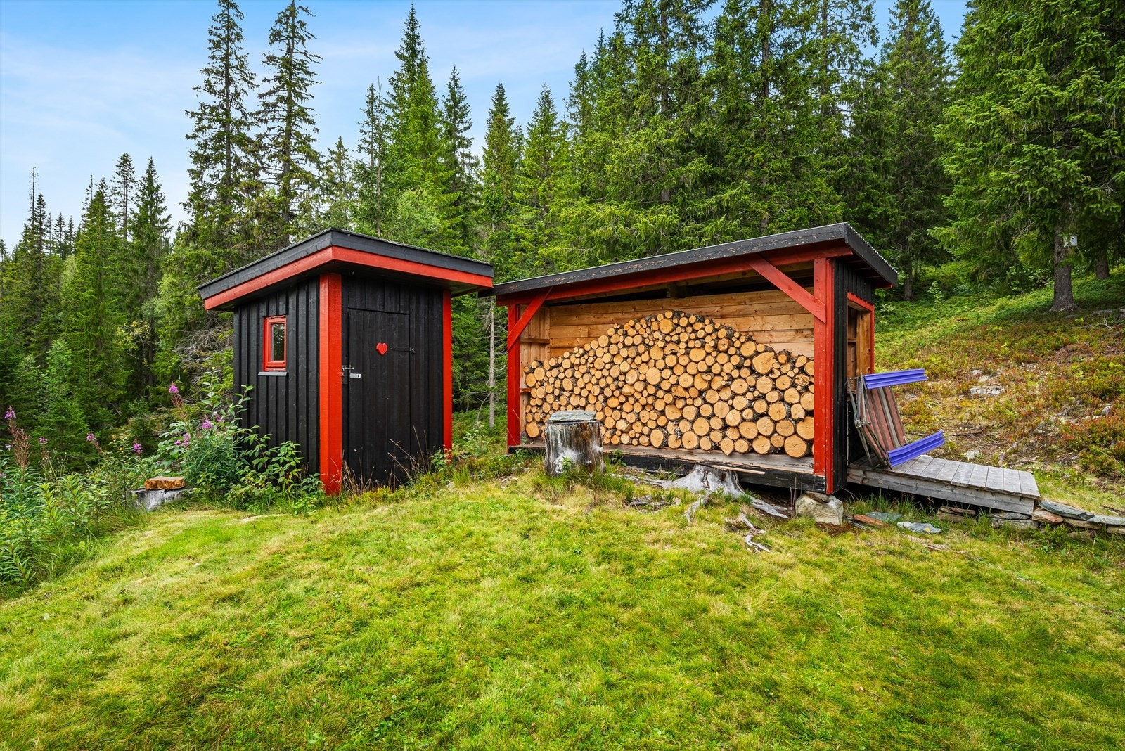 Hytten har innlagt strøm og sommervann. Galleribilde