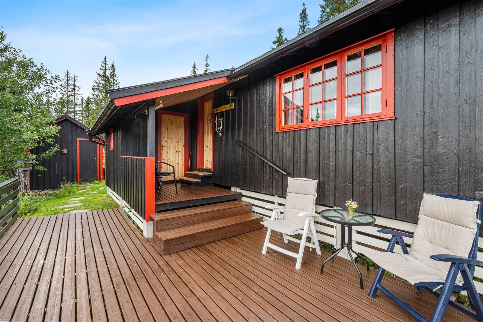 Praktisk takoverbygd inngangsparti. Galleribilde