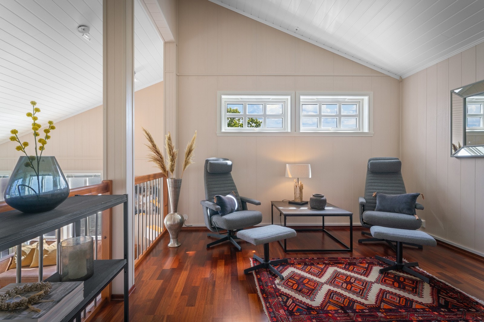 Øverste plan er innredet med stue med plass til sofakrok og TV Galleribilde