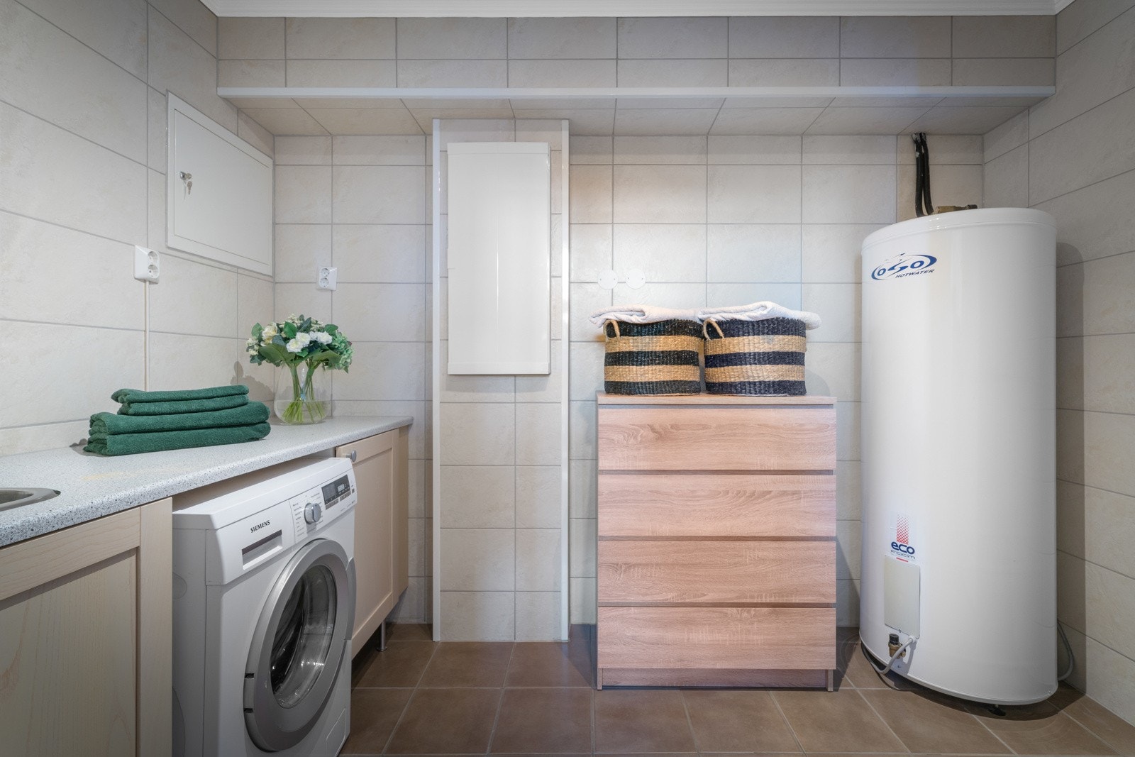 Vaskerommet er flislagt i likhet med badet og utstyrt med varmekabler Galleribilde