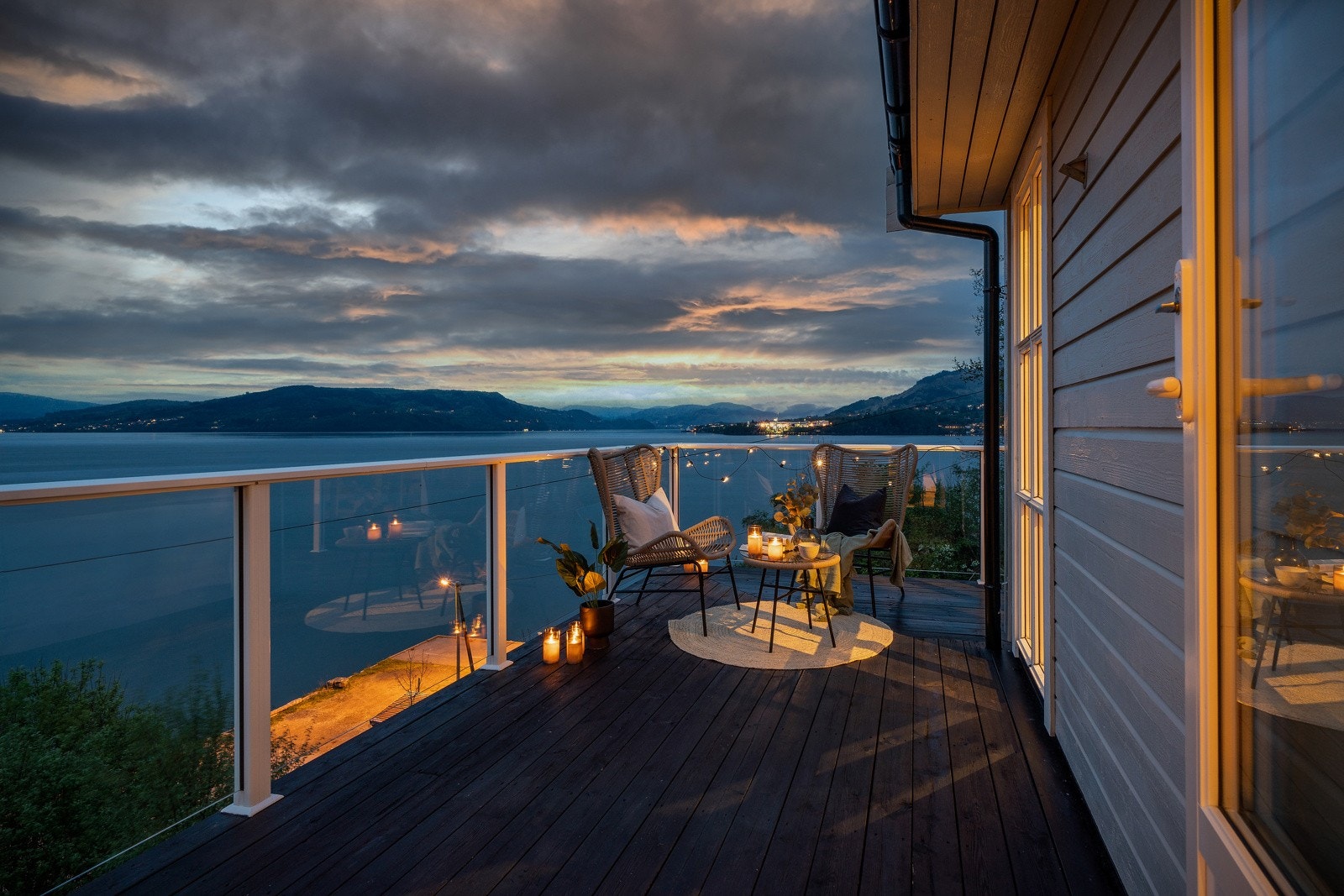 Fra stuen er det tilkomst til terrassen som er bygget rundt store deler av boligen Galleribilde