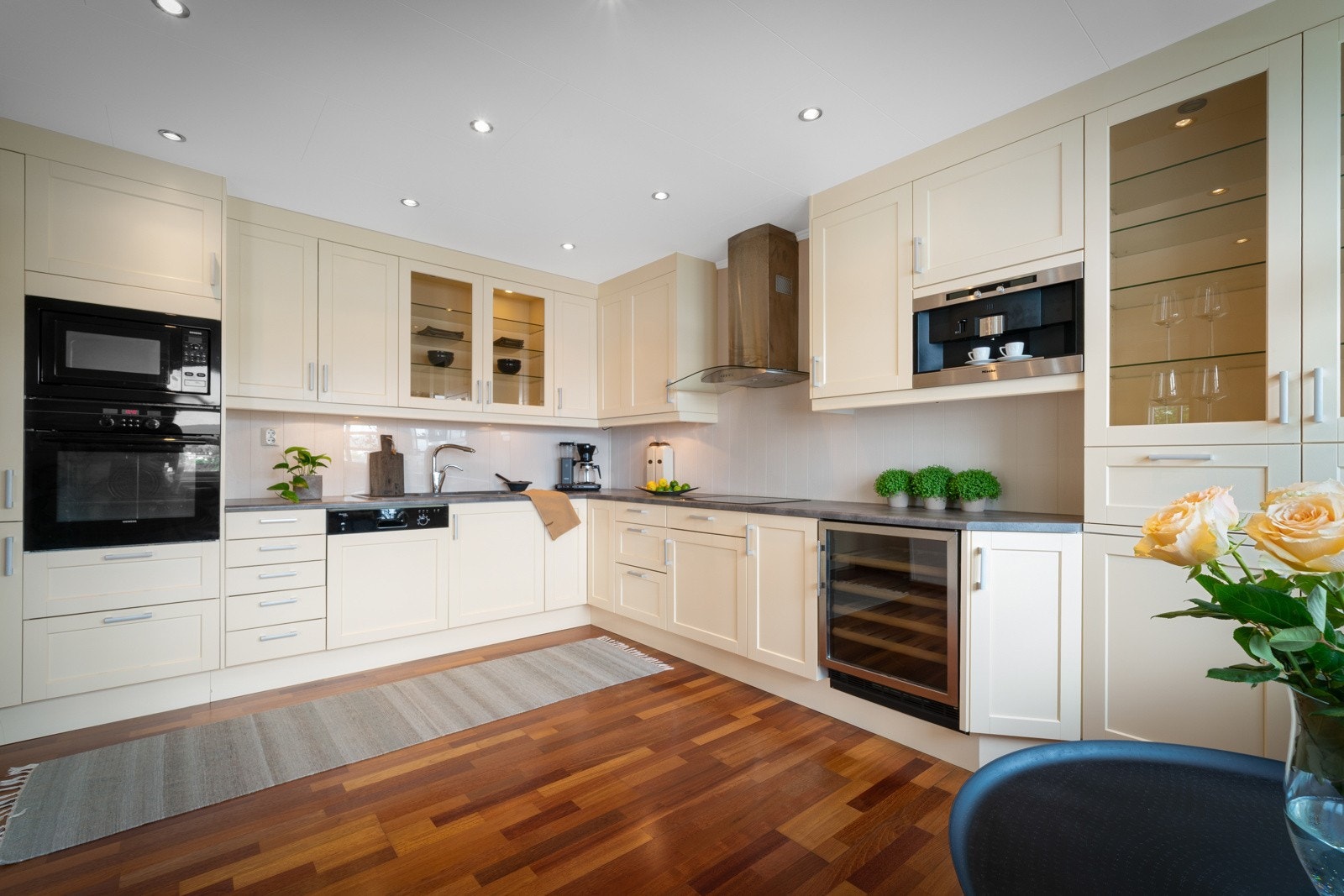 Integrerte hvitevarer: komfyr, micro, platetopp, oppvaskemaskin, kjøleskap, kaffemaskin og vinskap (defekt) Galleribilde