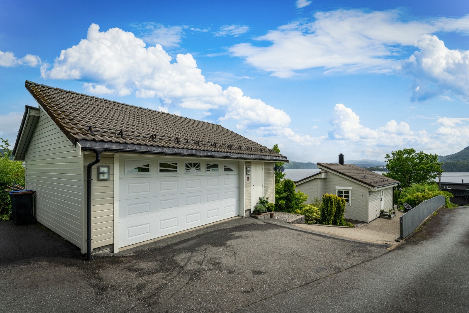 Her parkeres bilen i dobbelgarasje eller på egen tomt Galleribilde