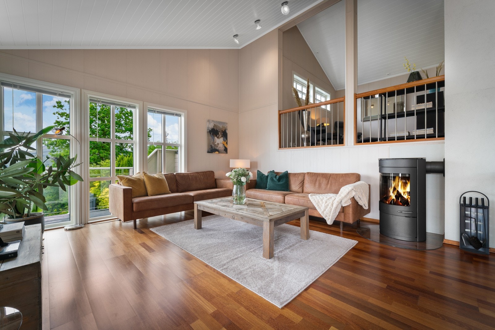 Stuen som måler ca. 34 kvm, har en imponerende takhøyde som er målt til vel 4 meter på det høyeste Galleribilde