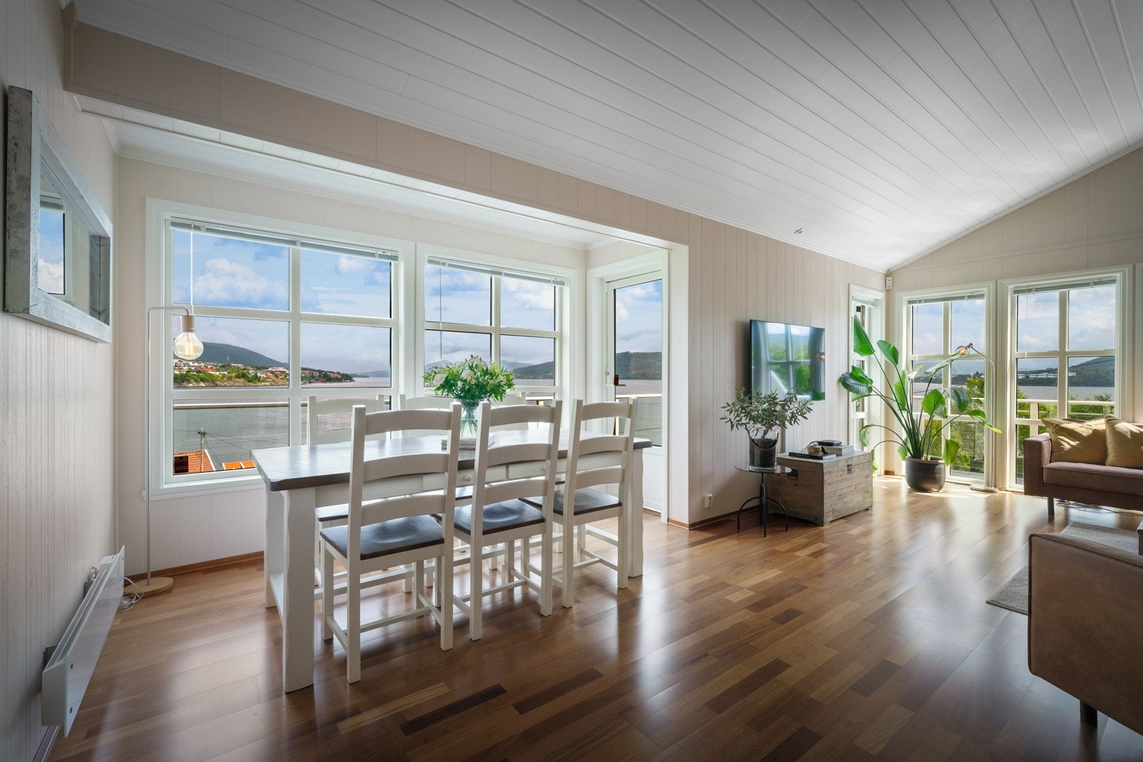 Utformingen av stuen gjør det enkelt å innrede i forskjellige soner Galleribilde