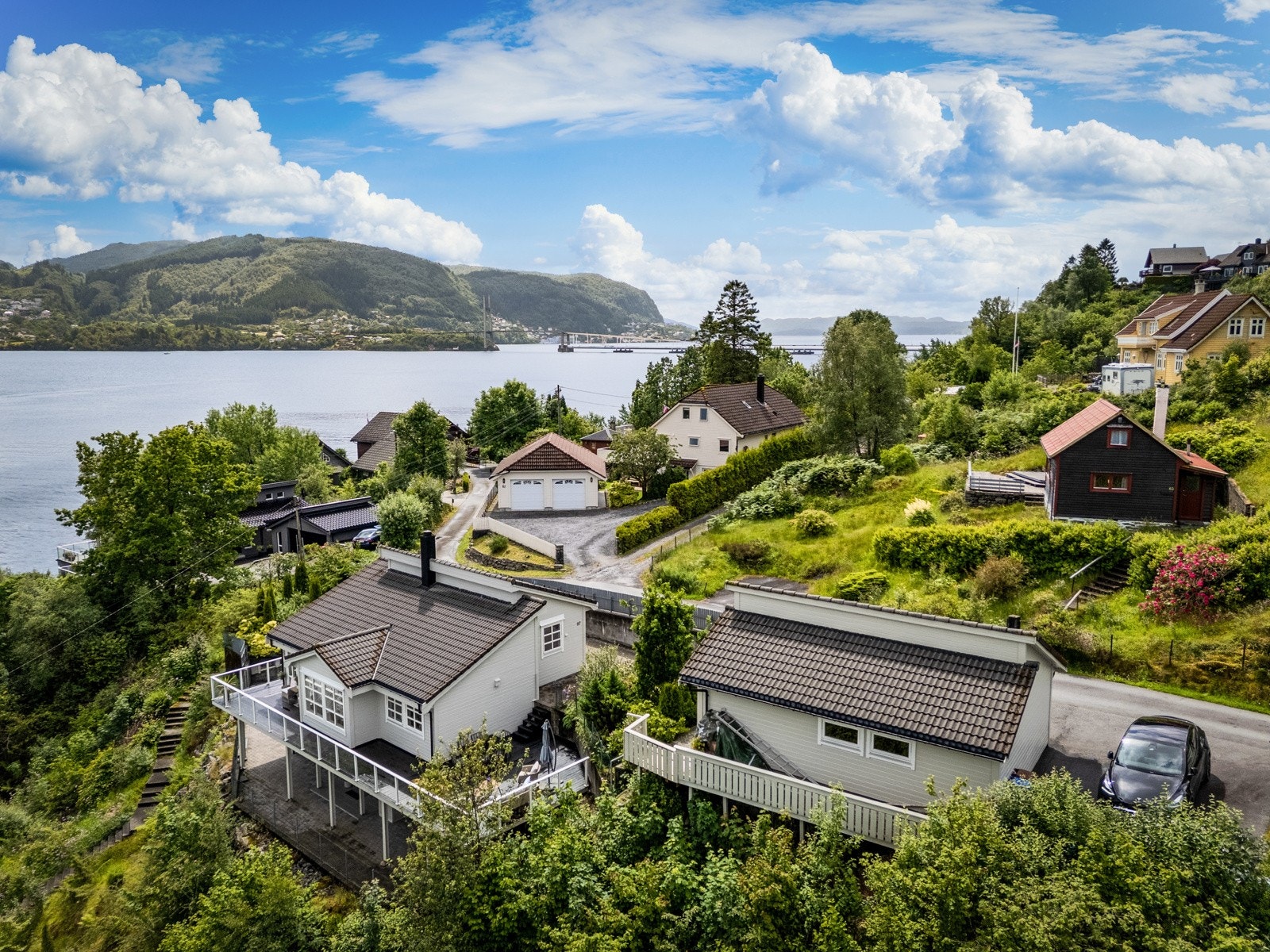 Nærmeste bussholdeplass finner vi ved nye Flatøy Terminal ca. 2 minutters kjøretur fra eiendommen. Her er det også langtidsparkering for bil Galleribilde