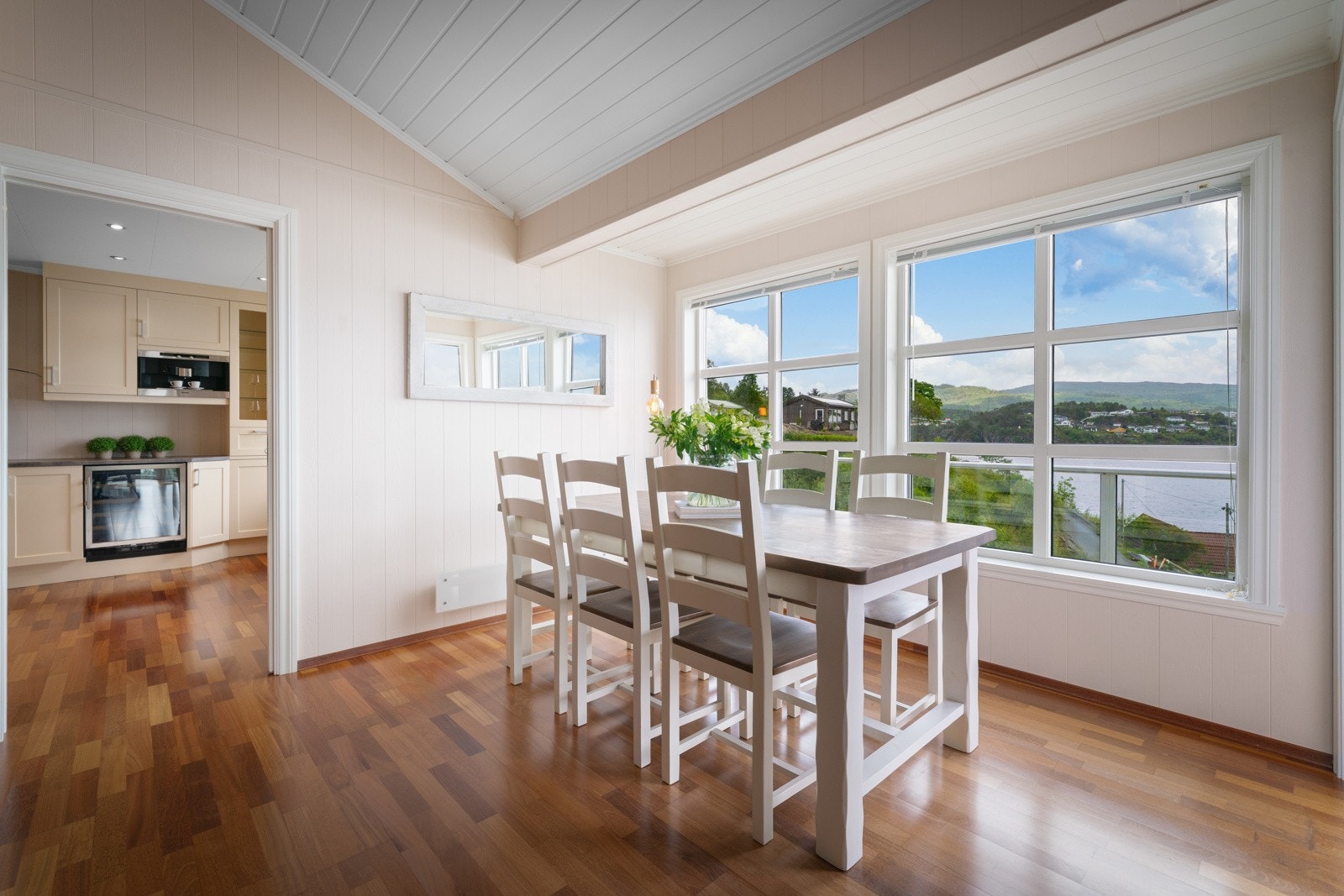 Her får man enkelt plass til et lengre spisebord Galleribilde