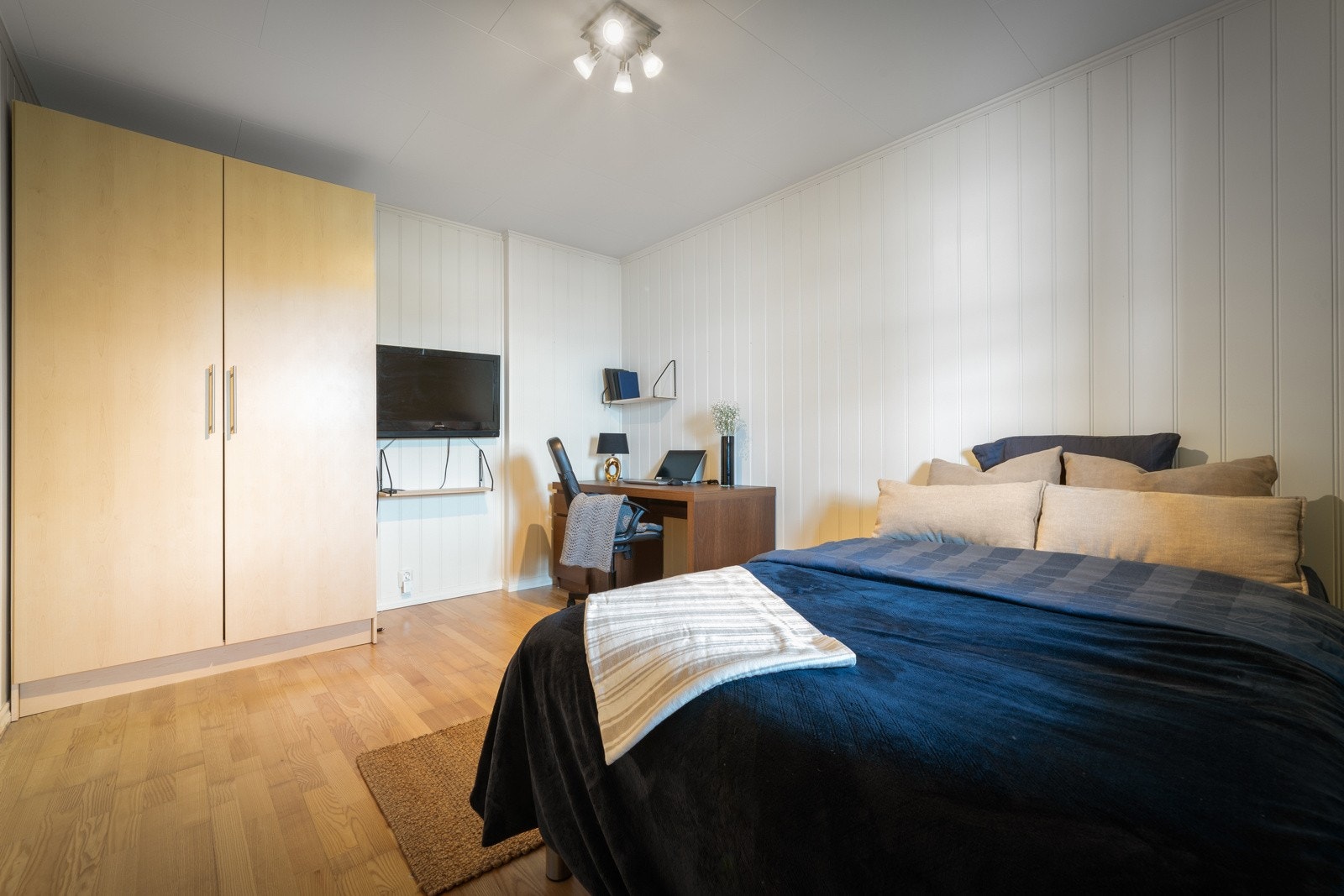 Boligens tredje soverom er noe mindre, men fremdeles luftig Galleribilde