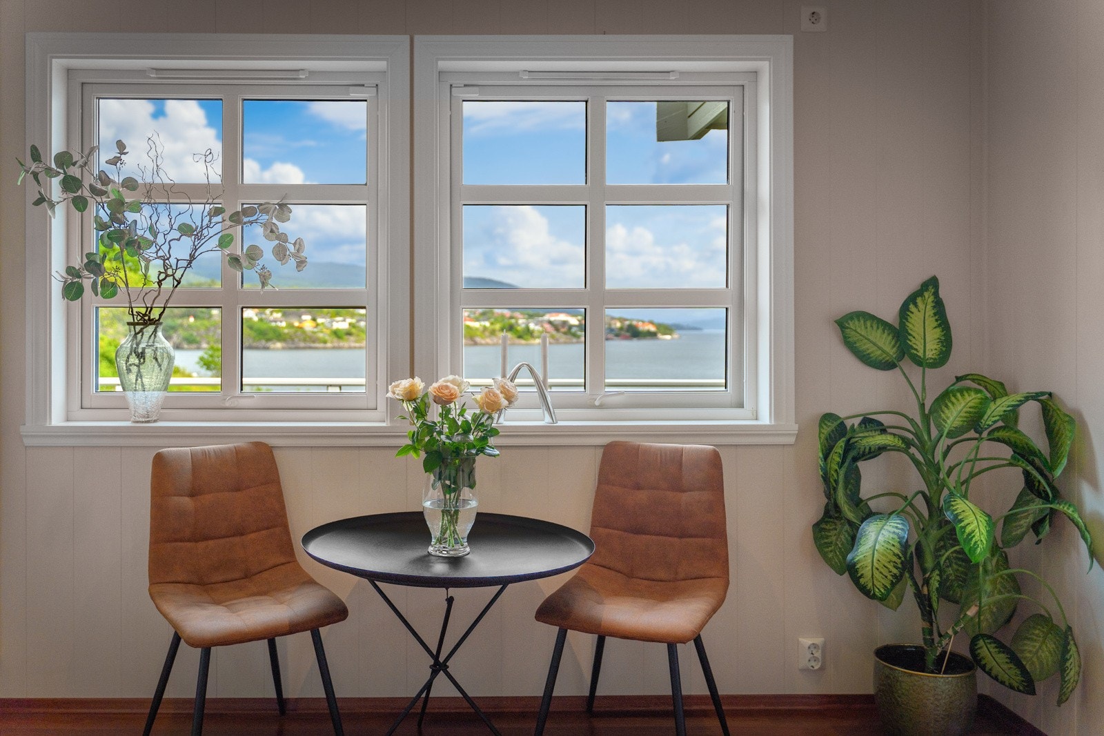 Kjøkkenet vindusflater er vendt mot øst og morgensolen Galleribilde