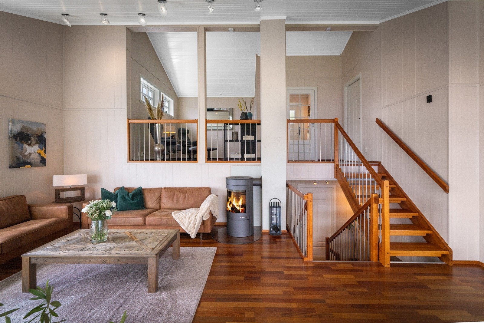 Tilbake i boligen følger vi trappene til boligens tredje halvplan Galleribilde