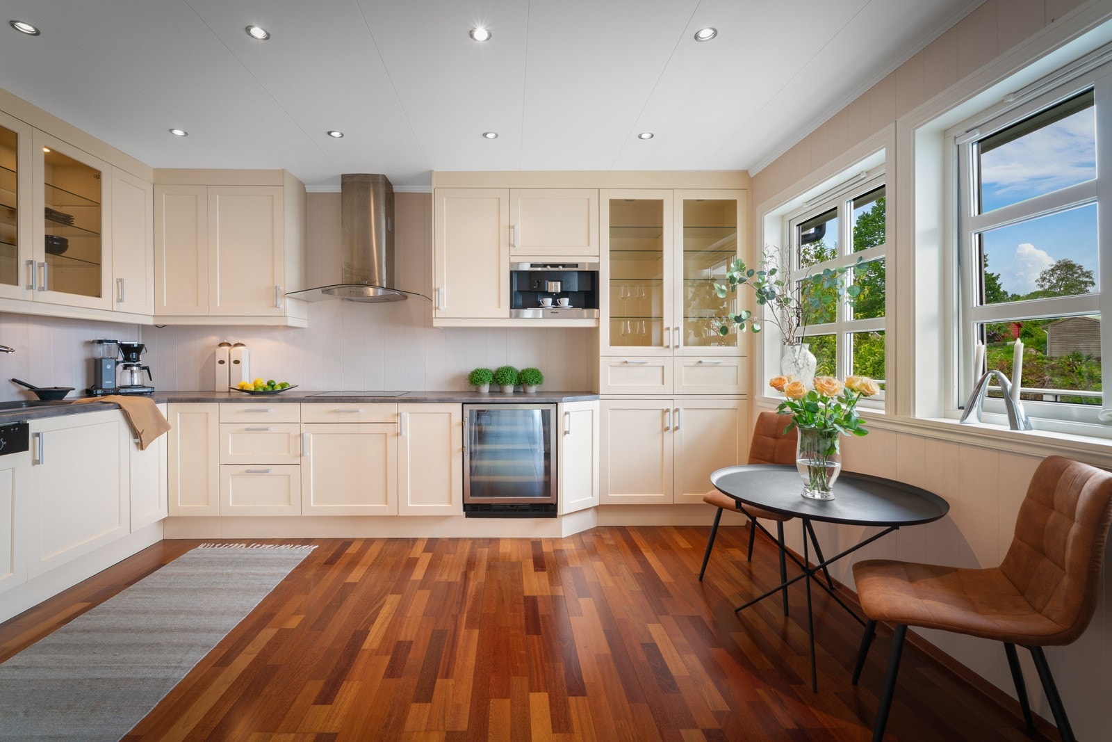 Med et areal på vel 15 kvm besitter rommet god plass til bevegelighet Galleribilde