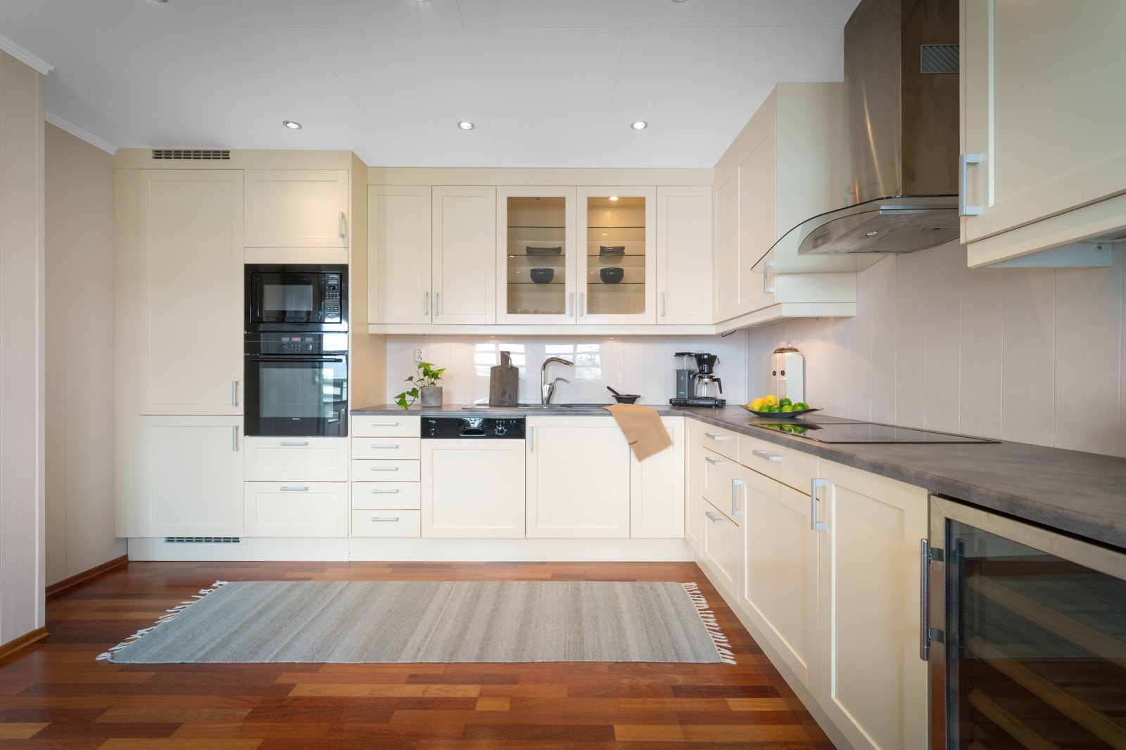 Rommet har flott belysning via innfelte downlights i himling Galleribilde