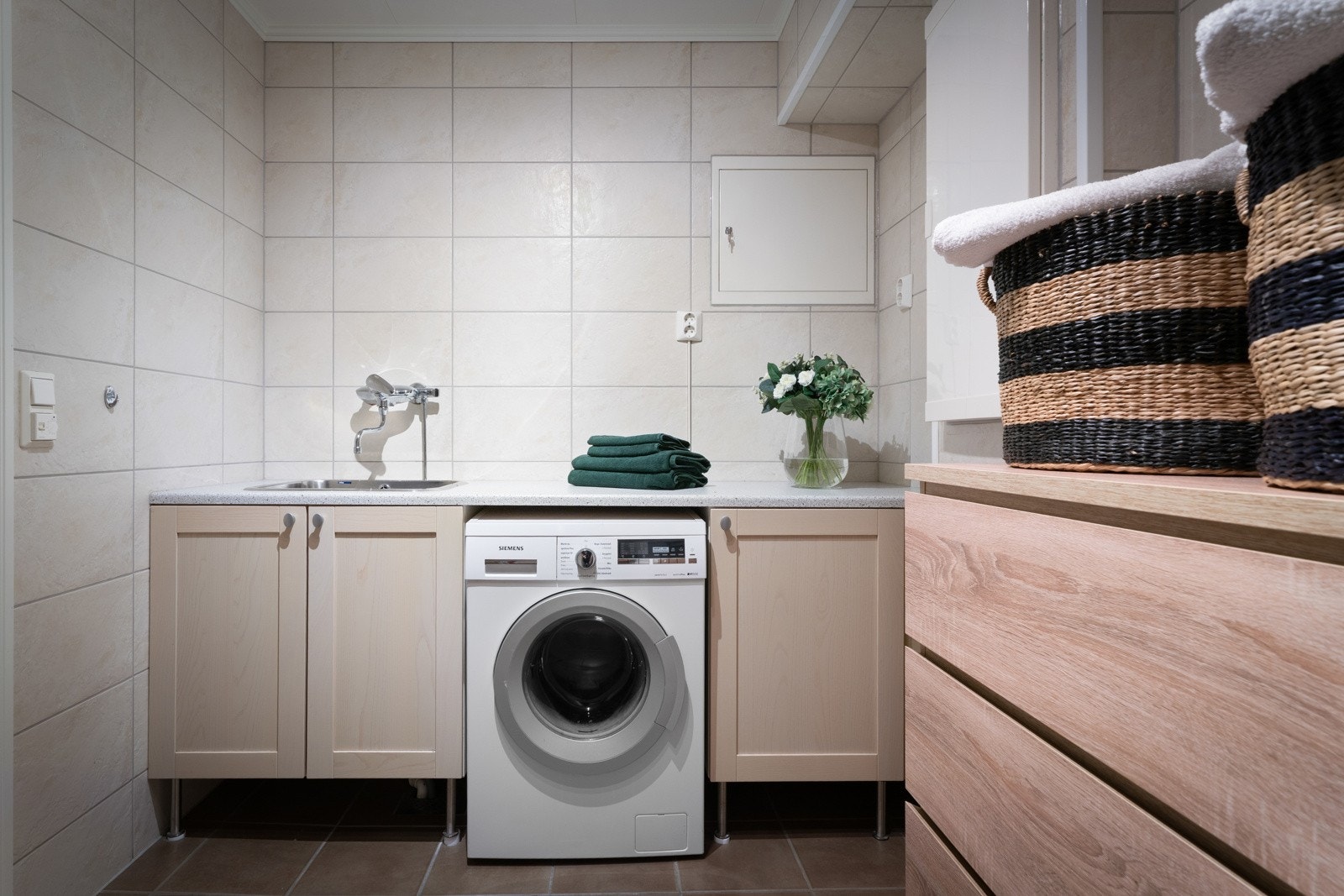 Rommet er praktisk utnyttet med benkeflate Galleribilde