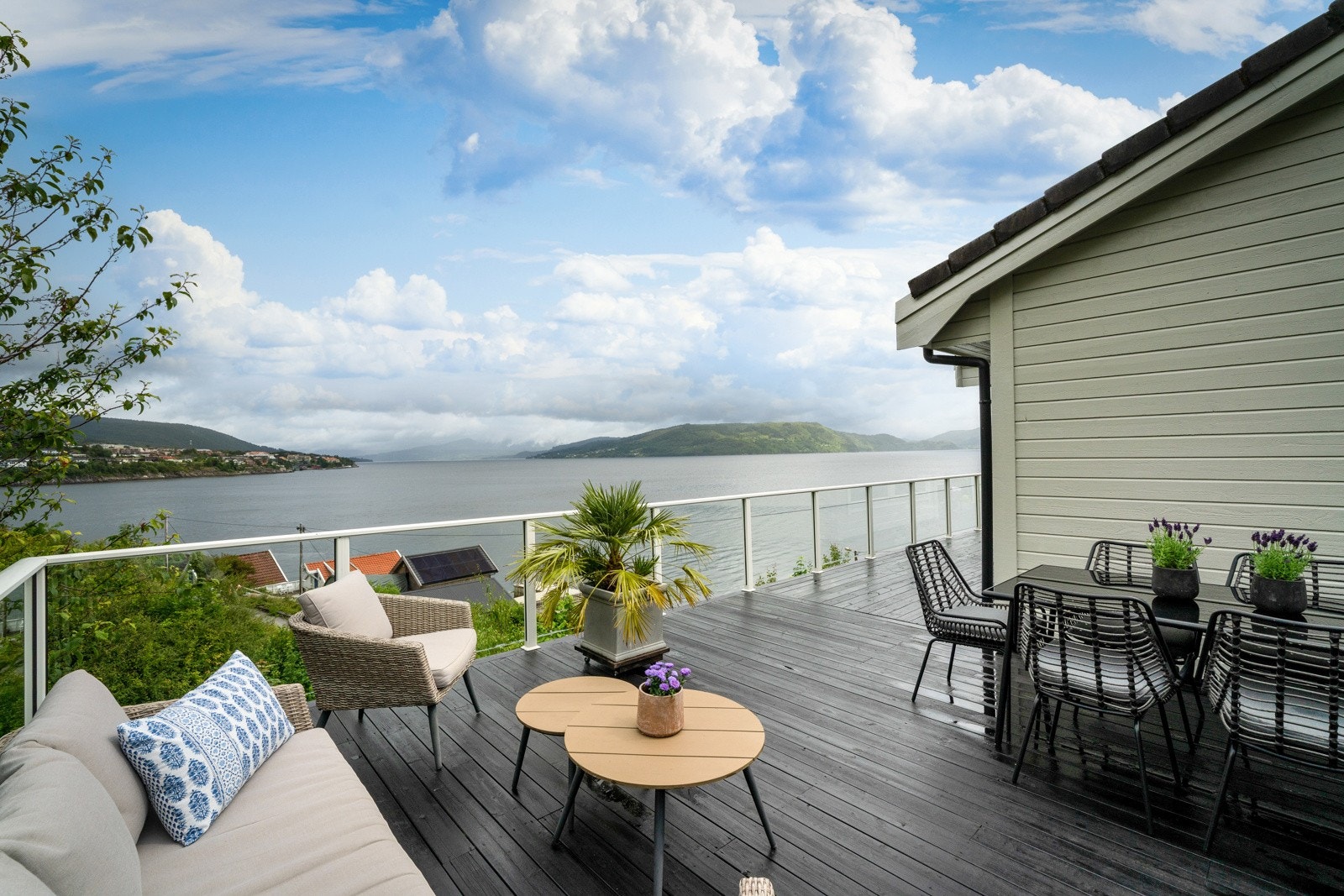 Terrassen har et areal på hele 66 kvm og man kan fint flytte seg etter solforholdene Galleribilde