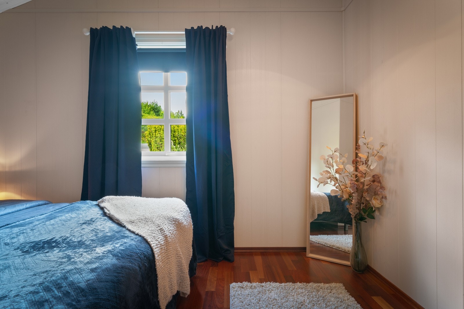 Rommet måler 8,5 kvm og holder plass til dobbeltseng og mindre garderobeløsning. Rommet besitter også lagringsplass i kne-loft Galleribilde