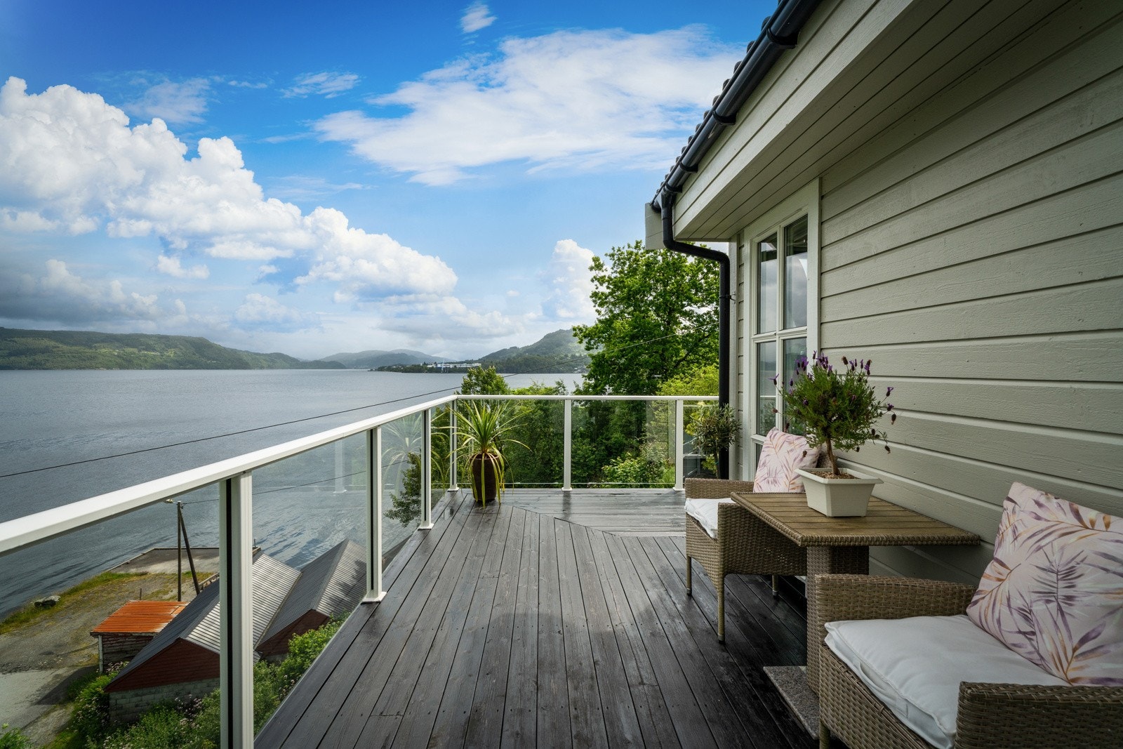 Herfra kan en nyte et spektakulært skue mot Osterfjorden og fjellene i horisonten Galleribilde