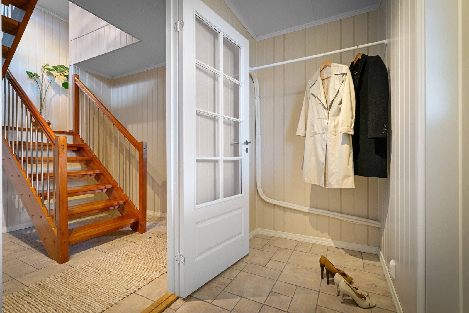 Etasjen har eget inngansparti med plass til sko og yttertøy Galleribilde