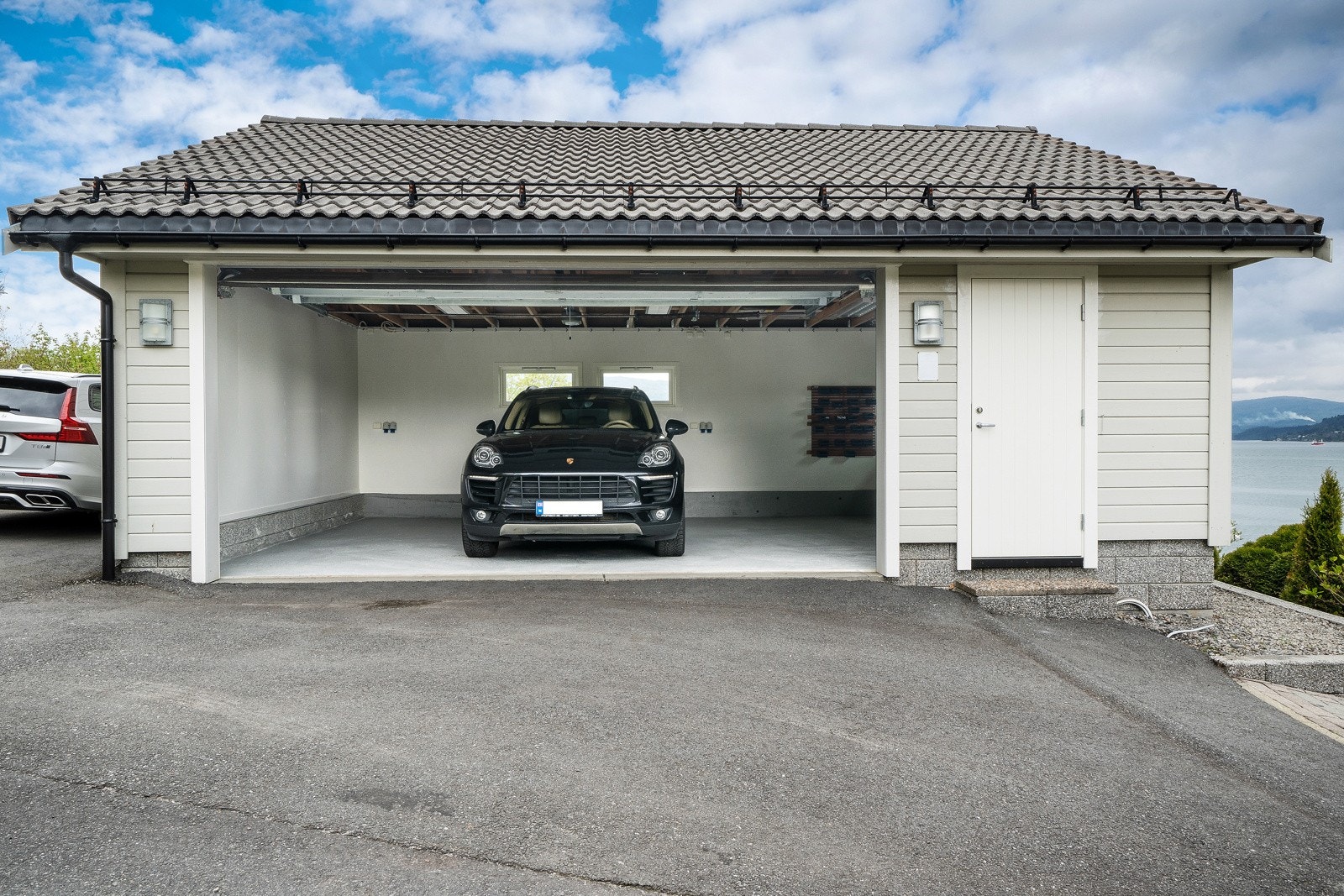 Garasjen er målt til 44 kvm og gir plass til både biler og noe lagring Galleribilde