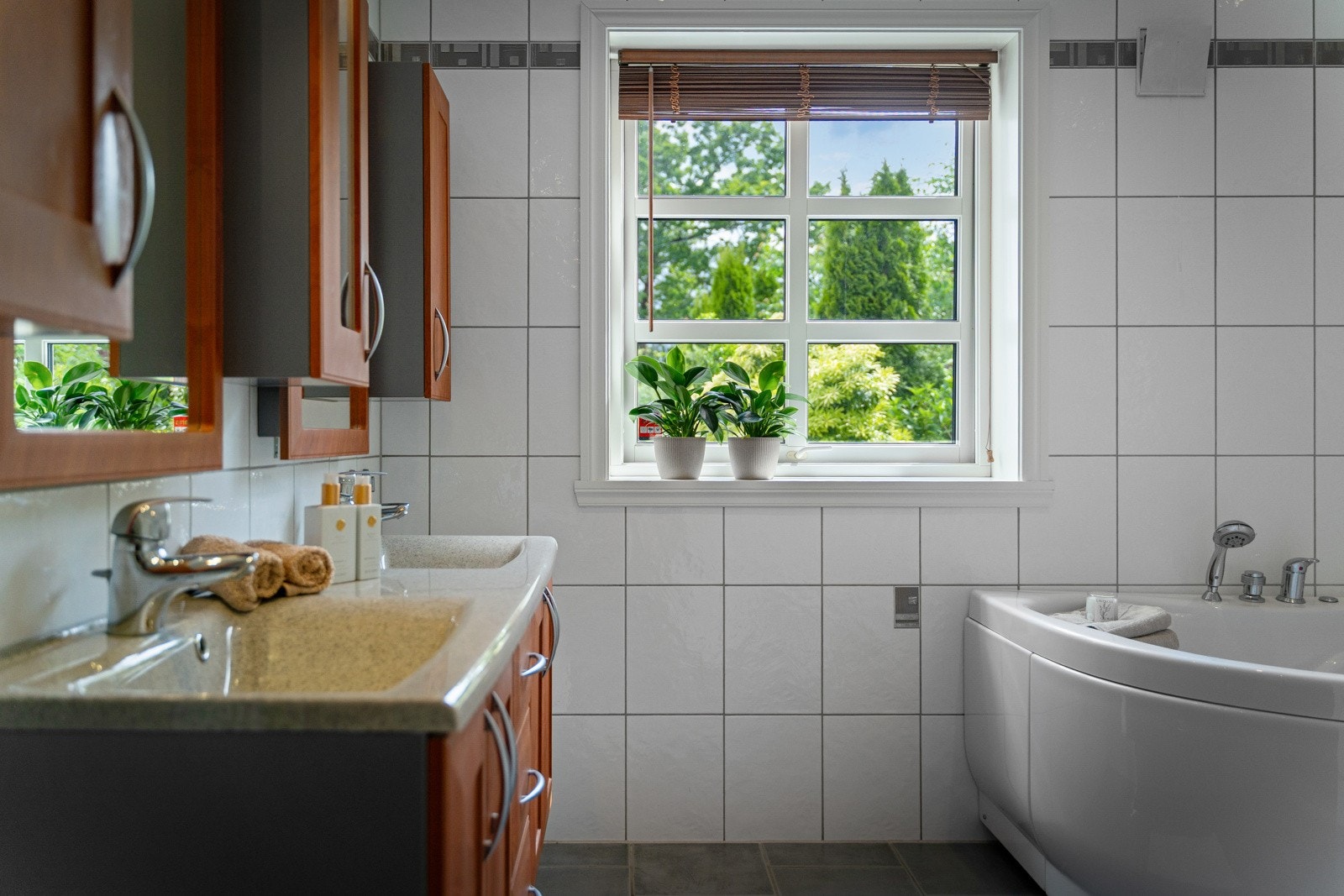 Badet har tidløs utførelse med fliser og varmekabler i gulv Galleribilde