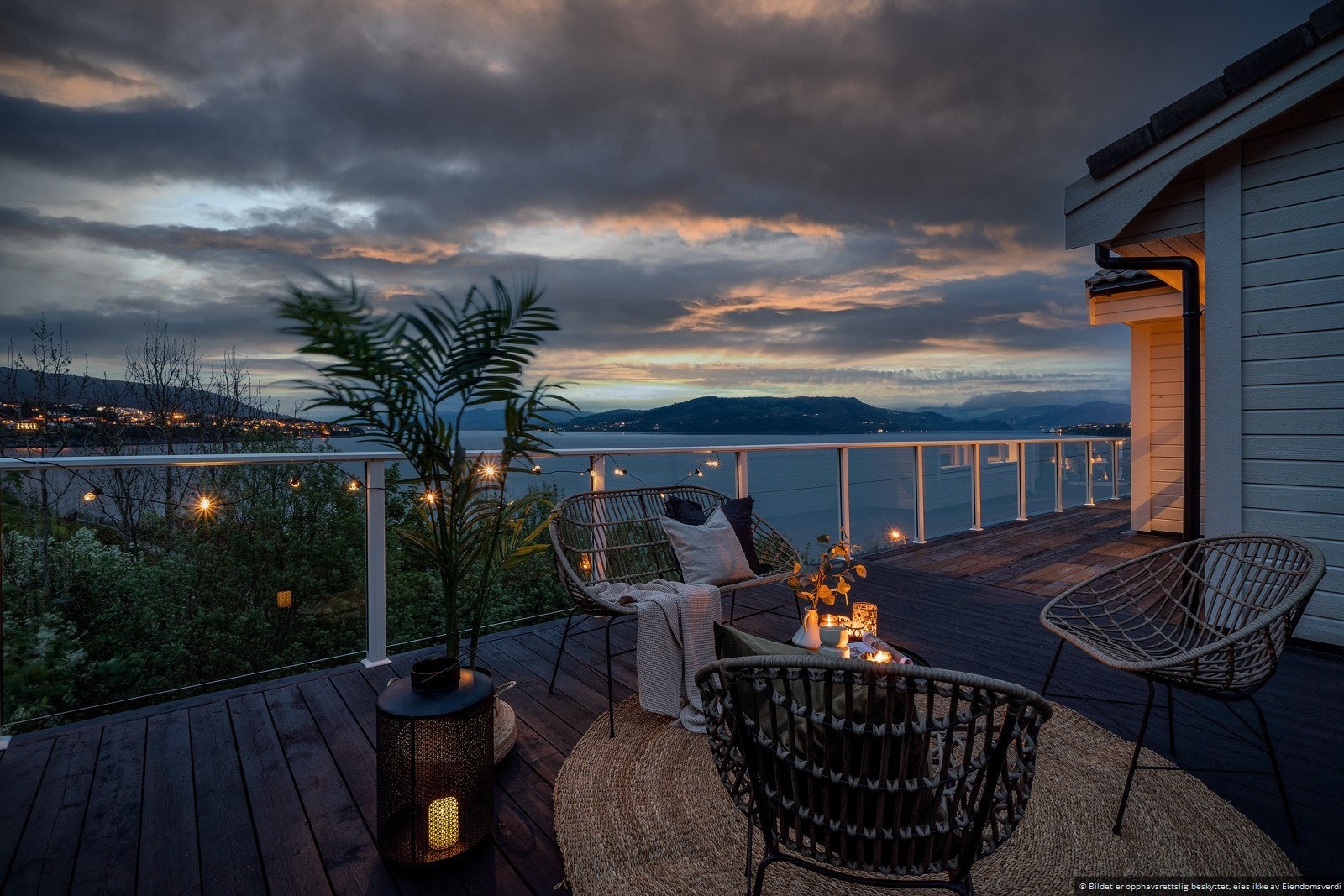 Terrassen er bygget rundt huset fra sør-øst mot nord-vest Galleribilde