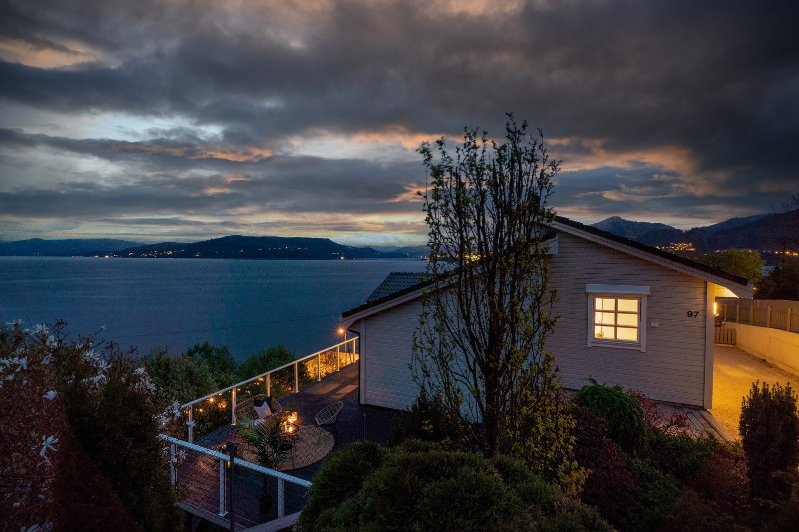 Fra eiendommen er det kort reisevei til servicetilbud og fasiliteter på Frekhaug (ca. 4 minutter) og i Knarvik (ca. 5 minutter) Galleribilde