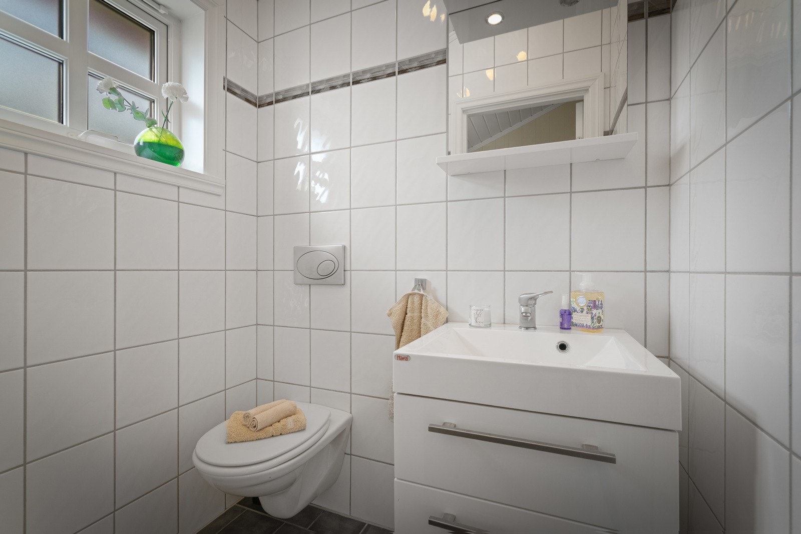 Boligen er praktisk anlagt med toalettrom i øverste plan. Hel-fliset og utstyrt med varmekabler Galleribilde