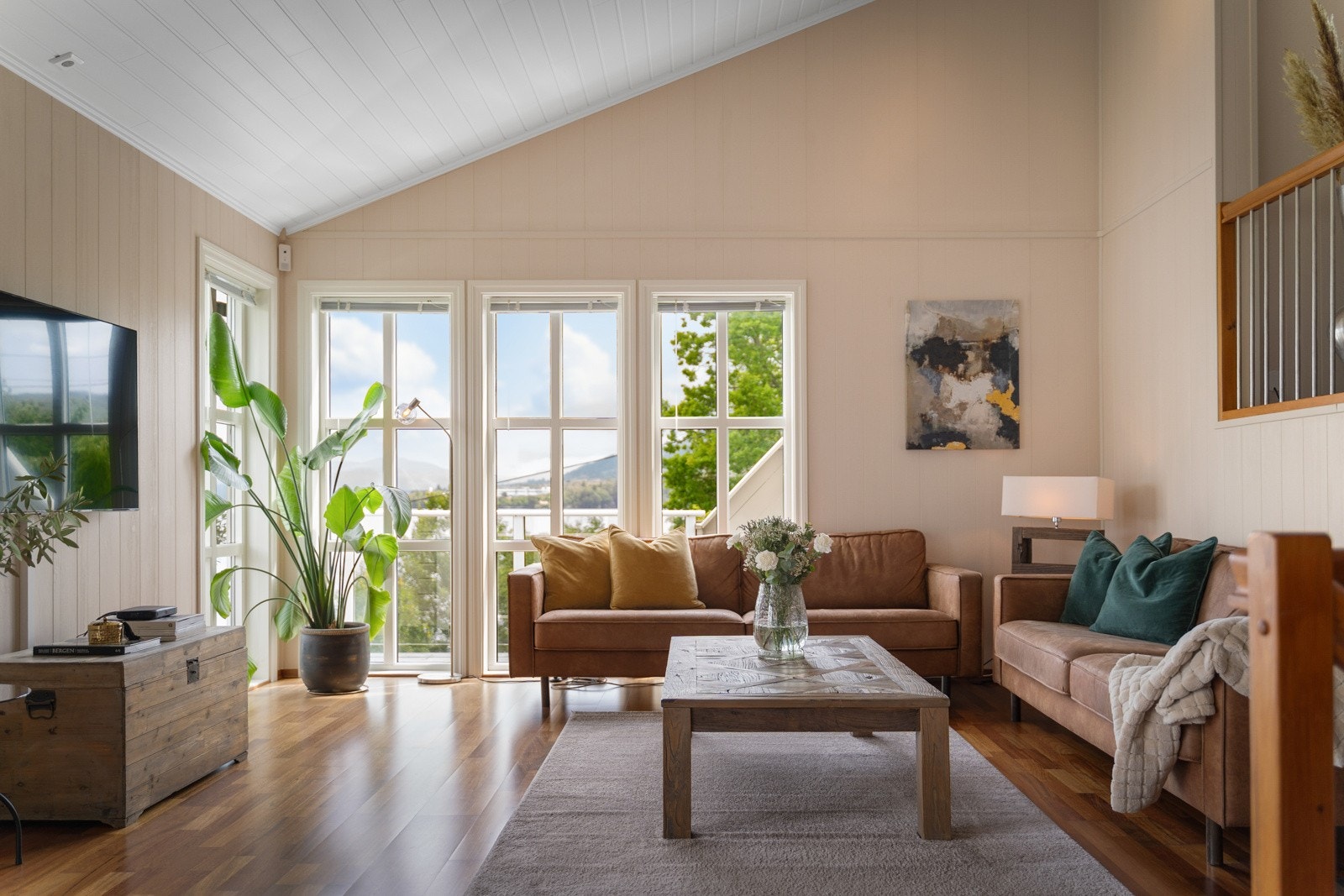 Rommet holder god plass til sofakrok, TV og annet møblement Galleribilde