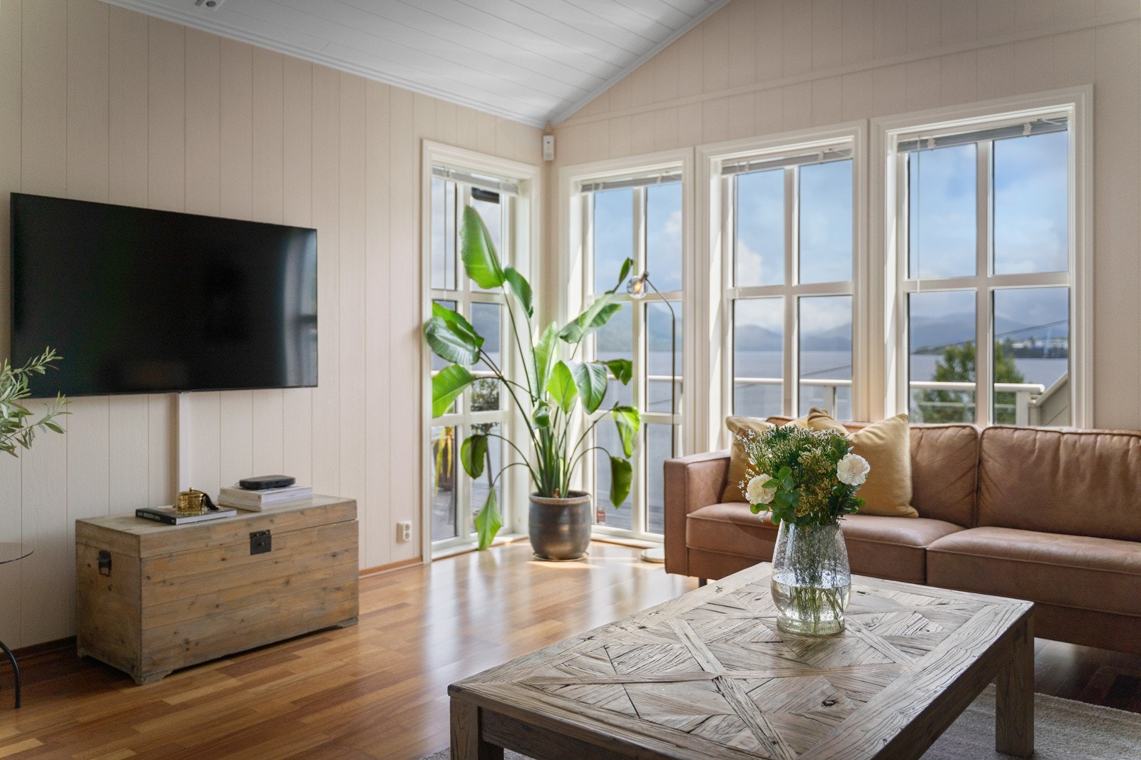 I tillegg har stuen flere store vindusflater som byr på både flott utsikt og rikelig med naturlig lys Galleribilde