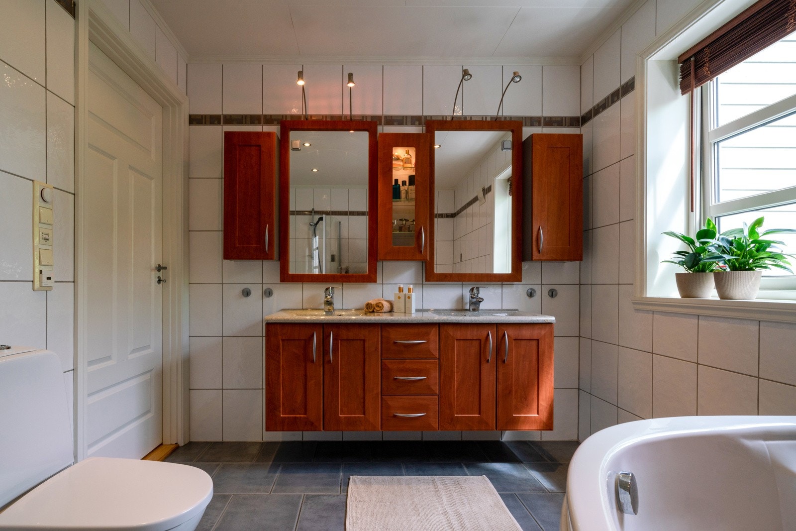 Boligen er tilknyttet rør-i-rør-system og har mekanisk avtrekk spredt i boligen. Galleribilde