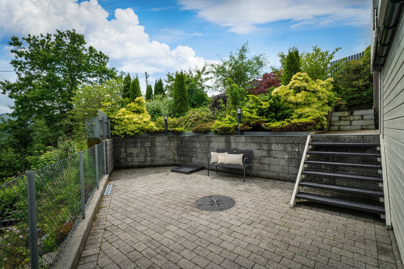 Videre er tomten på 717 kvm opparbeidet med belegningsstein og flere oppholdsarealer. Eiendommen har utvendig bod på ca. 5 kvm Galleribilde