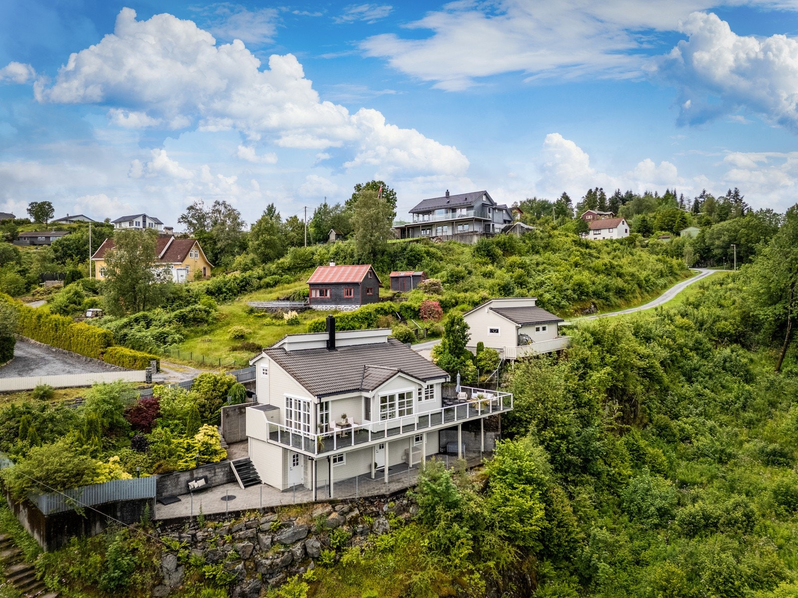 Eiendommen befinner seg et steinkast unna sjøen på Flatøy. Boligen er tegnet og prosjektert av Arkitekt-Compagniet Galleribilde