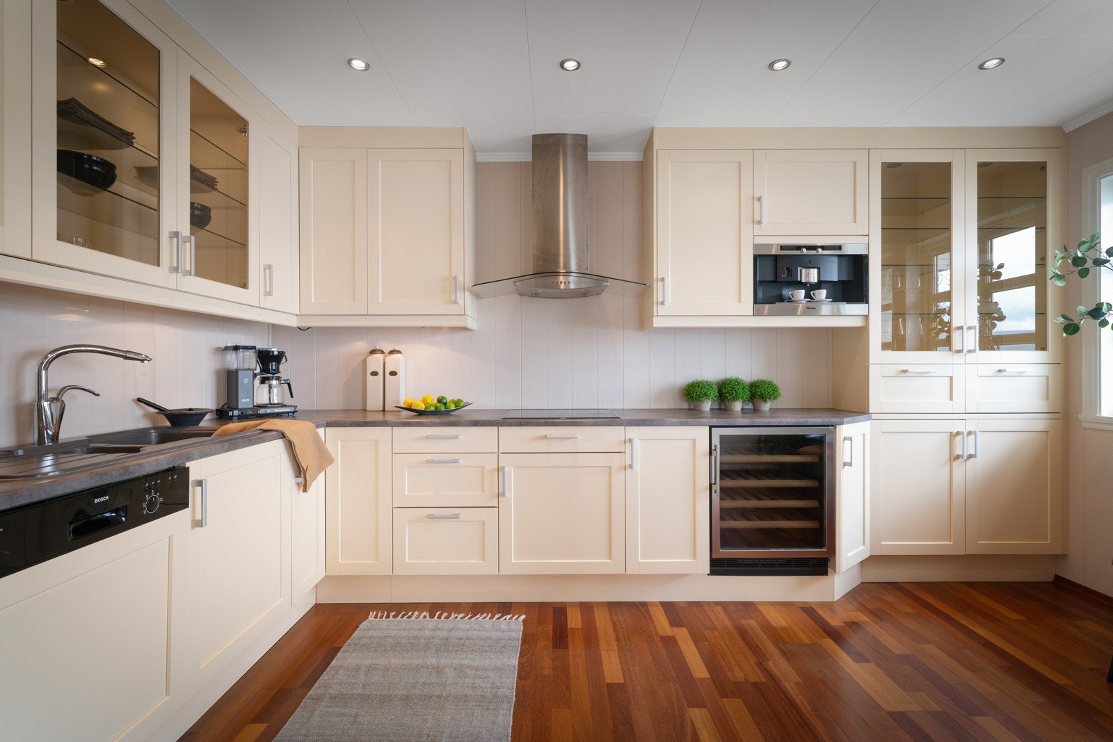 Boligens kjøkken er like flott som det er praktisk Galleribilde