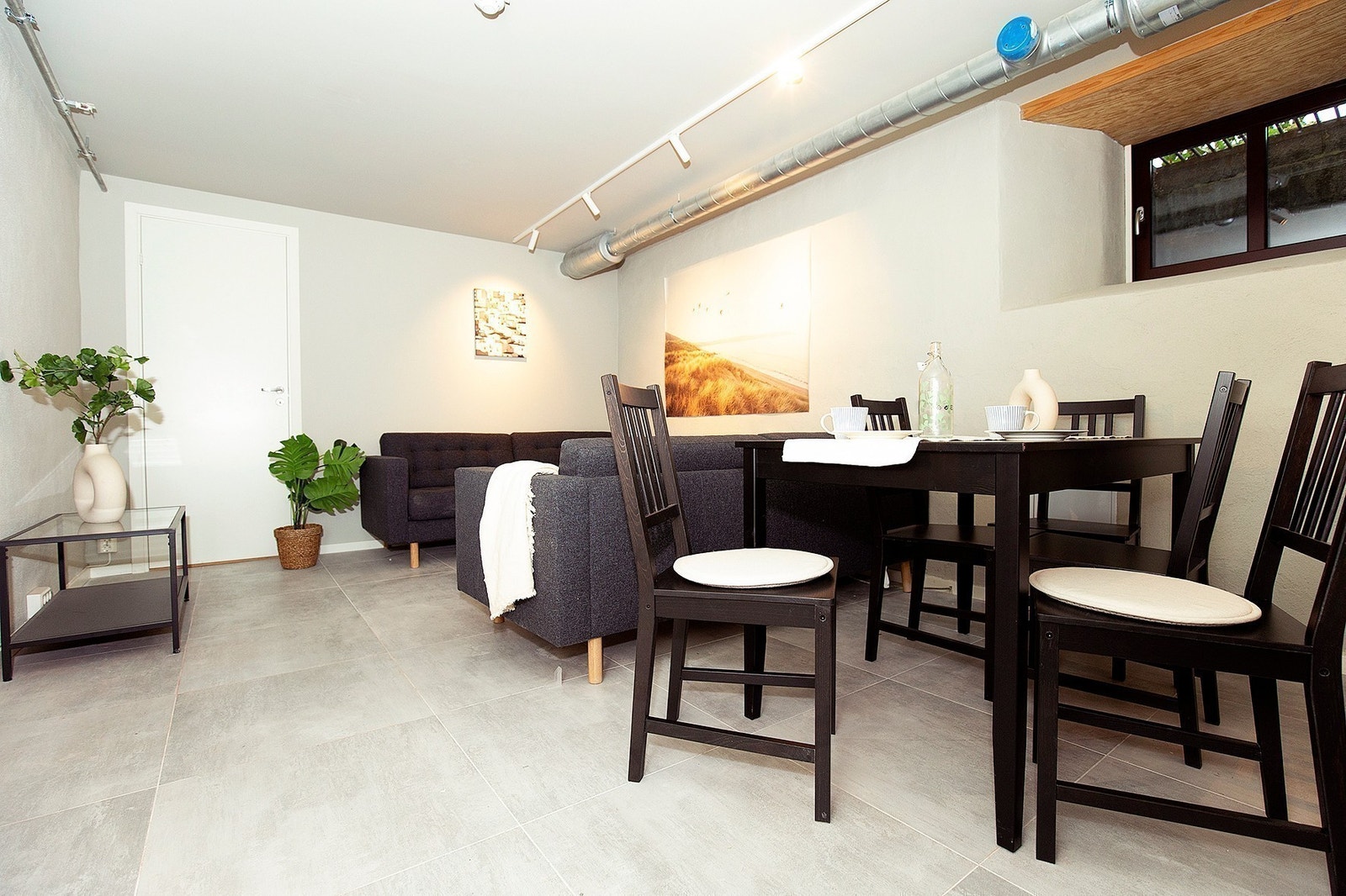 Spisestue møblert med spisebord og stoler Galleribilde