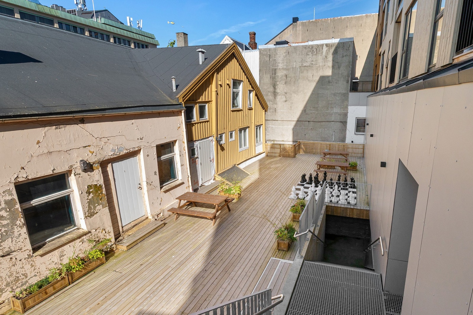 Pent opparbeidet gårdsrom rett utenfor bygget Galleribilde