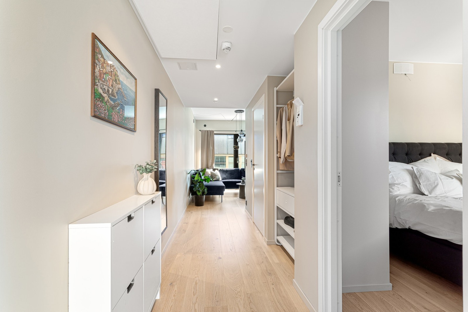 Lys og innbydende entree som står i stil md resten av leiligheten. Galleribilde